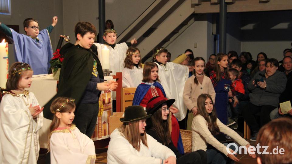 22 Mitwirkende im Alter von zwei bis 79 Jahren spielten im Familiengottesdienst am Heiligen Abend die biblische Weihnachtsgeschichte in einem Krippenspiel nach. Bild: prh