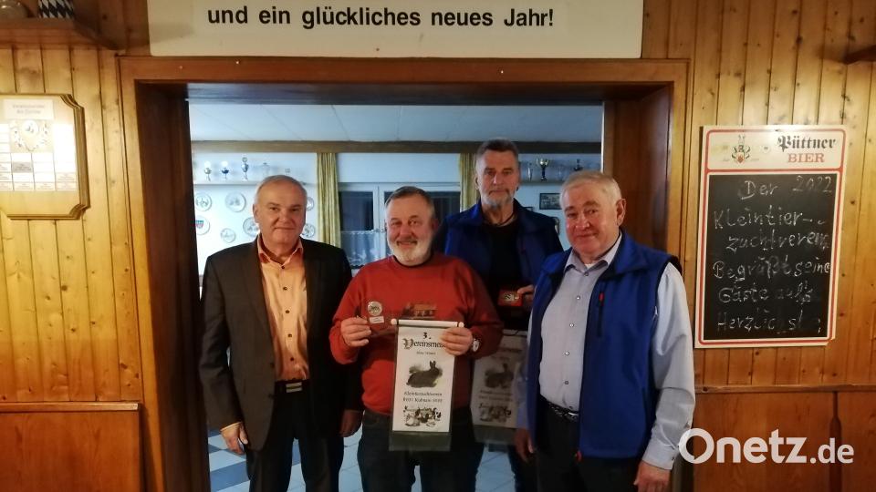 Bürgermeister Günter Kopp (links) und Vorsitzender Helmut Kopp gratulierten Wolfgang Liedl und Friedrich Kohr (von rechts) zu Vereinsmeisterehren für ihre Kaninchen. Bild: ak