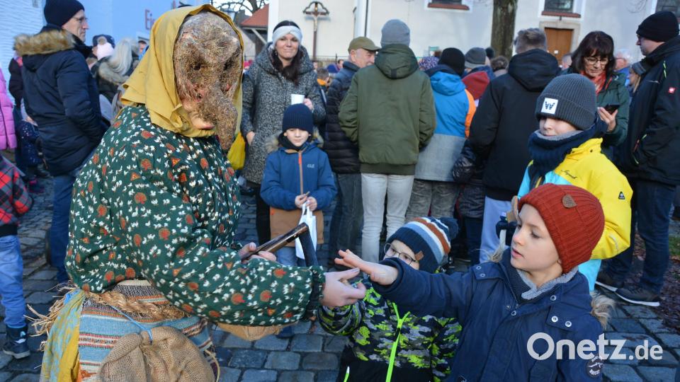 Für die Spechte gab es Brotreste, im Gegenzug erhielten Kinder Süßigkeiten. Bild: jr