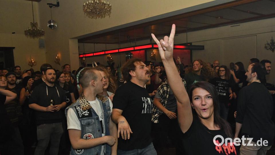 So wartet man in Amberg aufs Christkind: Am 23. Dezember feierte Special Gue$t im Casino-Saal Christmas Rumble. Rund 400 Gäste zelebrierten Punkrock. Bild: Petra Hartl