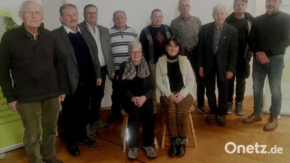 Einige der Jubilare waren bei der Jahreshauptversammlung anwesend. Für 60 Jahre Treue zum Verein wurden Gerlinde Thiel (sitzend, links) und Ludwig König (Dritter von rechts ) geehrt, weitere Mitglieder für 25, 40 und 50 Jahre. Mit im Bild Obmann Stefan Jungnickl (rechts) und Bürgermeister Bernhard Schindler (Zweiter von links) Bild: ld