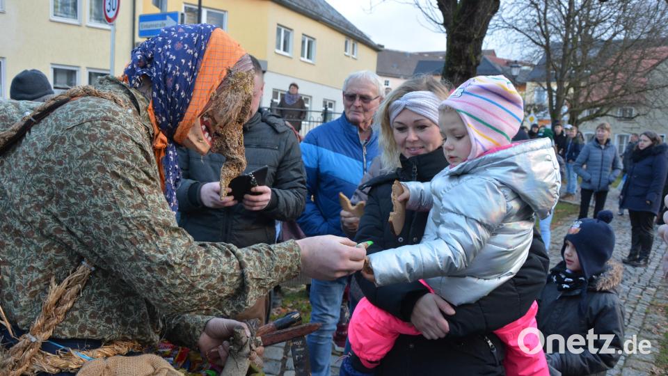 Für die Spechte gab es Brotreste, im Gegenzug erhielten Kinder Süßigkeiten. Bild: jr