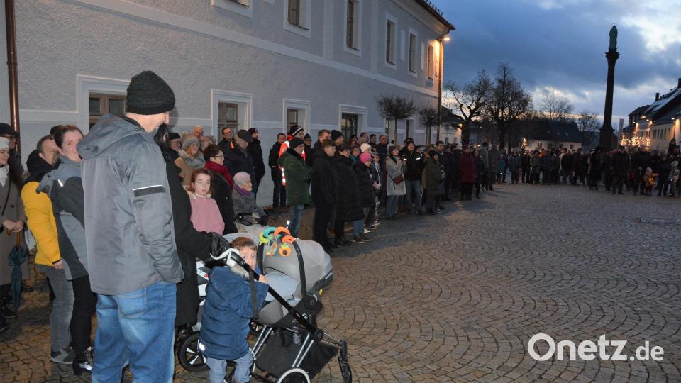 Das Singen und Musizieren stieß auf großes Zuhörerinteresse. Bild: jr