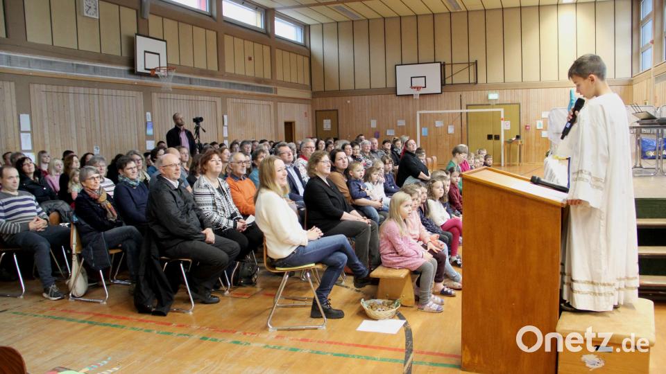 Nahezu voll besetzt war die Mehrzweckhalle bei der vorweihnachtlichen Feier der Grundschule Niedermurach. Die Programmansagen durften die Kinder selbst vornehmen. Bild: Josef Böhm