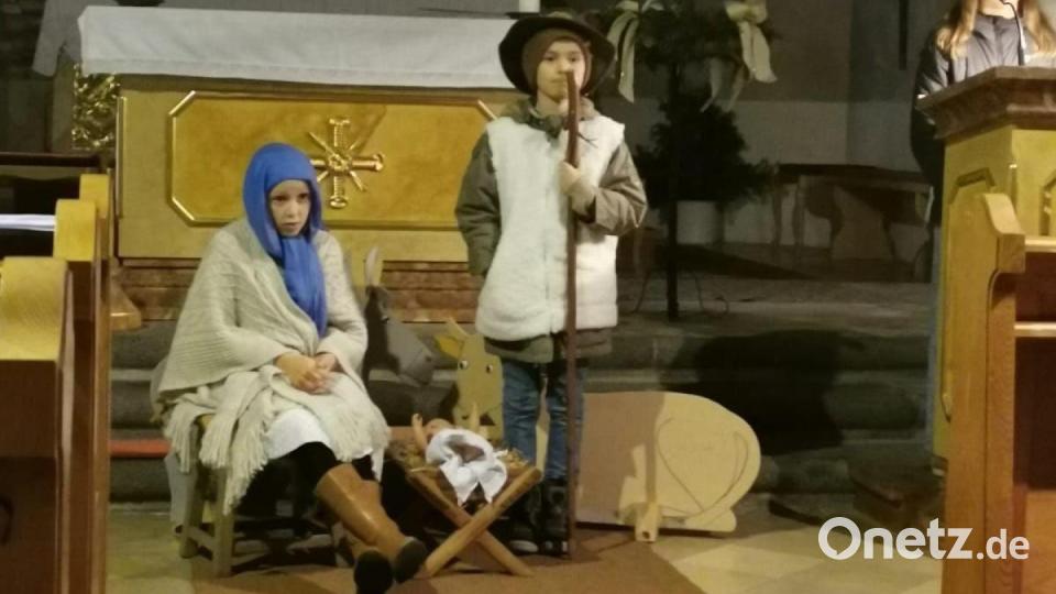 Kinder der Pfarrei Weihern führten die Weihnachtsgeschichte vor Augen. Bild: slh