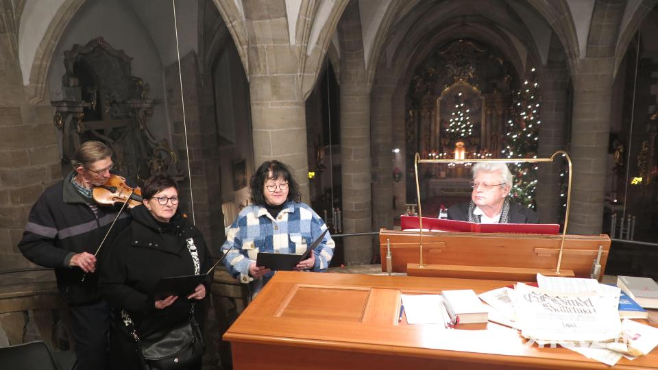 Siegfried Zaus, Elisabeth Daschner, Liane Preininger und Josef Zaglmann gestalteten die Christmette musikalisch mit weihnachtlichen Weisen. Bild: jzk