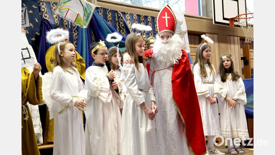 St. Nikolaus tröstet das sich nach China verirrte Engelchen und zeigt ihm die richtige Flugroute nach Deutschland. Bild: Josef Böhm