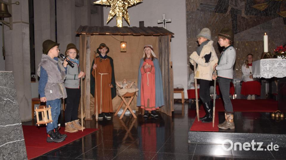 Die Hirten finden Maria und Josef im Stall mit dem Jesukindlein. Der Altarraum in der Schirmitzer Kirche wurde zur Bühne für das Krippenspiel. Bild: fz