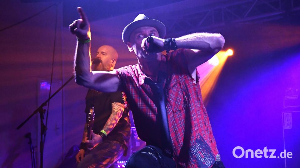 Mich Neller, Sänger der dienstältesten Amberger Punkband Special Gue$t, rockte beim Christmas Rumble den Casino-Saal. Bild: Petra Hartl