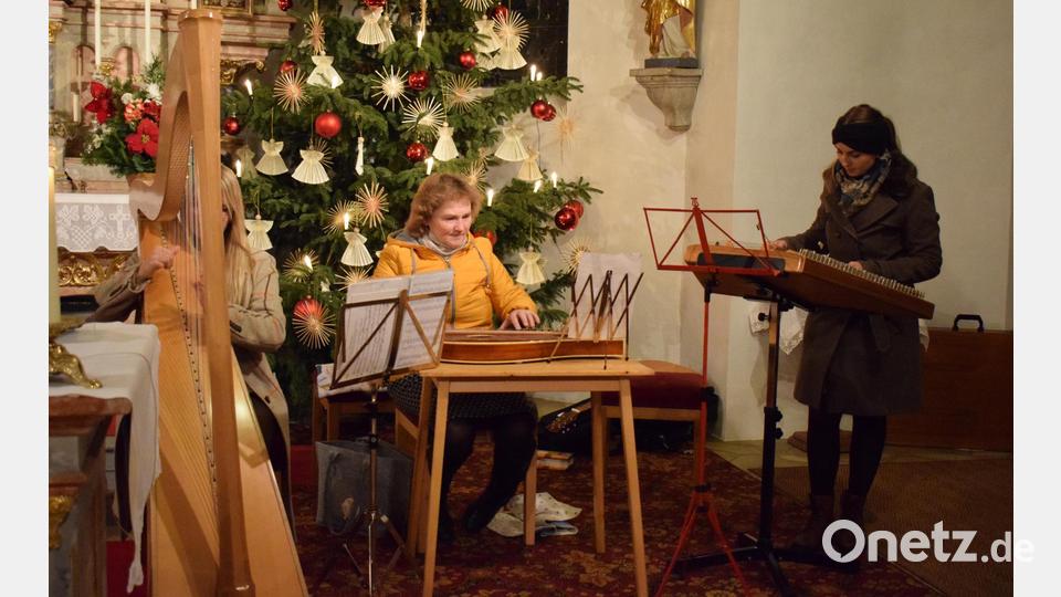 Mit ihren Liedern stimmte in Trausnitz die Familie Irlbacher auf die Geburt des Jesuskindes ein. Bild: bnr