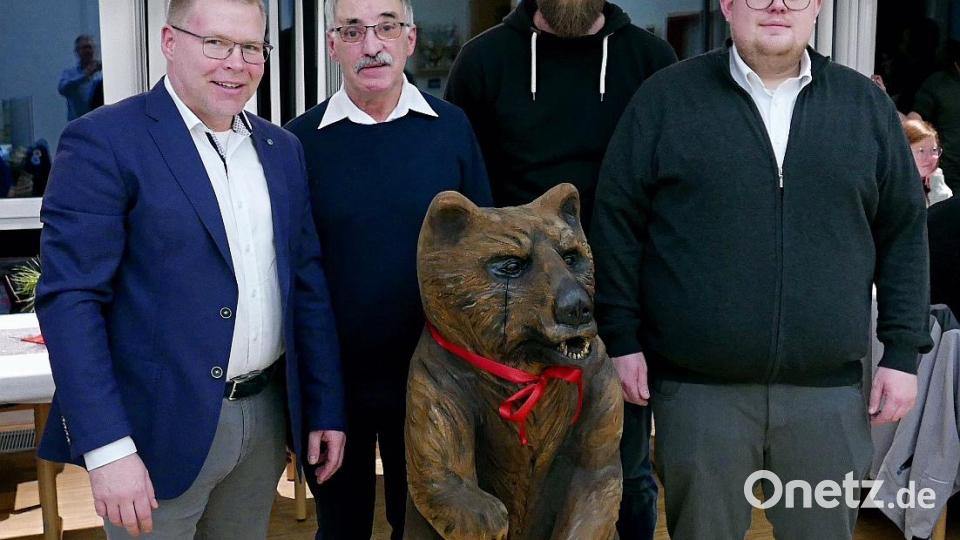 Bei der Jahresabschlussfeier des Roten Kreuzes: Der stellvertretende Leiter Maximilian Lang, Andreas Beer; Timm Buckley und BRK-Leiter Patrick Wolf (von links). Bild: Elisabeth Scheidler/exb