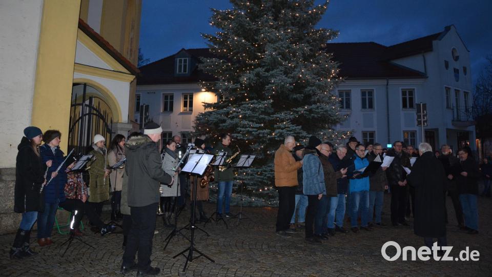 Der Männergesangverein Mitterteich (rechts) und die Stadtkapelle Mitterteich stimmten zum Abschluss des Singens und Musizierens beim Christbaum gemeinsam „Stille Nacht, heilige Nacht“ an. Bild: jr