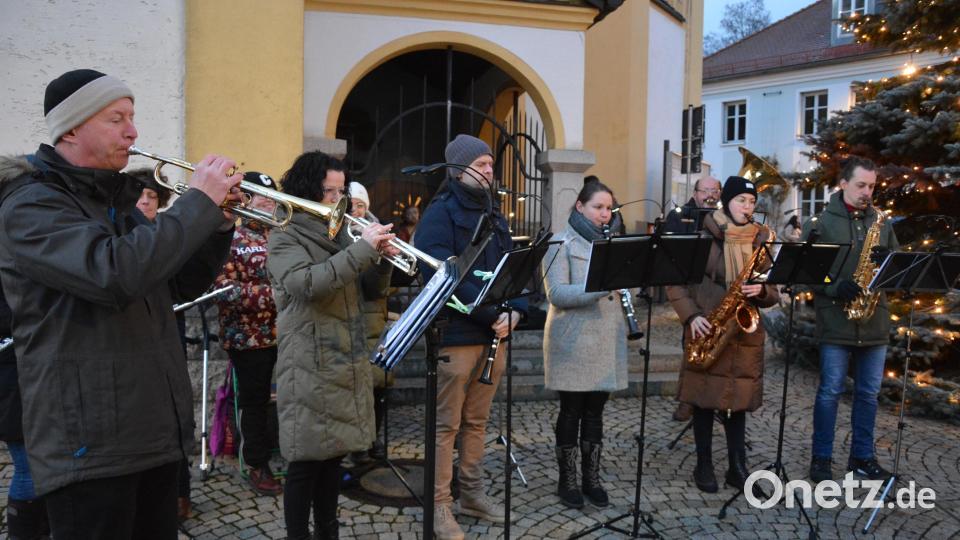 Die Stadtkapelle Mitterteich eröffnete an Heiligabend das Singen und Musizieren beim Christbaum vor der Stadtpfarrkirche. Bild: jr