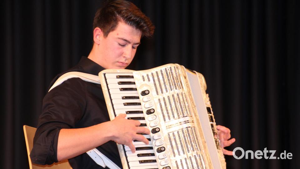 Simeon Franz begleitet den Unterstufenchor und hatte auch eine Soloauftritt am Akkordeon. Bild: kro