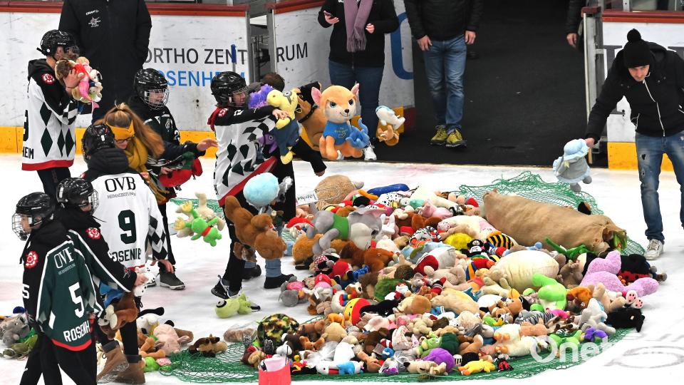 Nach dem Rosenheimer Führungstreffer flogen zahlreiche Kuscheltiere aufs Eis. Bild: Hans-Jürgen Ziegler