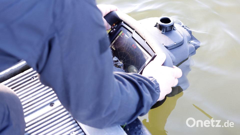 Ein Polizist testet das Sonar für die Tauchgänge. Die Polizei hat bei der Suche nach einer vermissten Schwangeren damit begonnen, den Main-Donau-Kanal bei Nürnberg abzusuchen. Bild: Heiko Becker