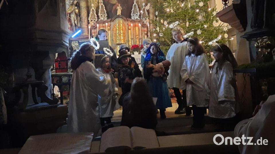 Kinder aus der Kirchengemeinde St. Georg spielten bei der Christmette die Geschichte vom Engel, der nicht singen wollte. Bild: exb, Nicole Schusser-Schindler