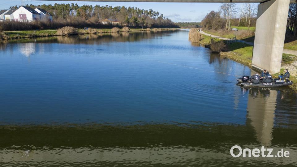 Taucher suchen unter einer Brücke nach Hinweisen. Die Polizei hat bei der Suche nach einer vermissten Schwangeren damit begonnen, den Main-Donau-Kanal bei Nürnberg abzusuchen. Bild: Heiko Becker