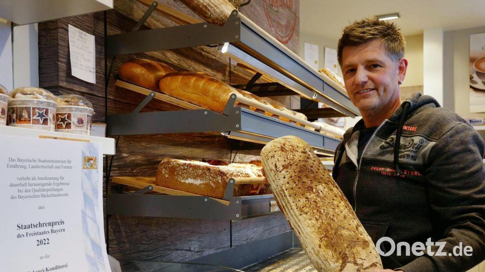 Der Schwandorfer Bäckermeister Kurt Scherl mit der Urkunde für den Staatsehrenpreis und einem Brot aus dem Sortiment. Bild: pjgr