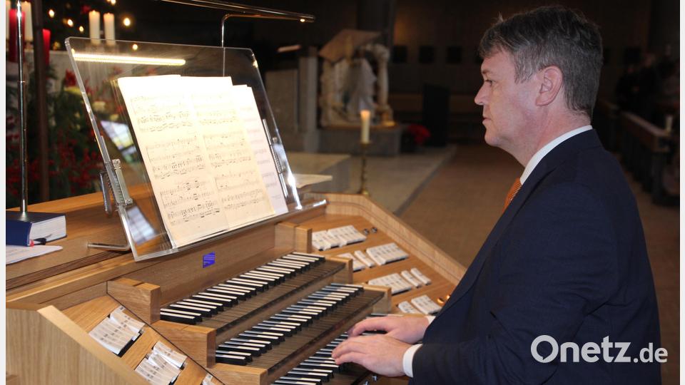 Der gebürtige Waldsassener Martin Bernreuther (Domorganist in Eichstätt) an der Orgel in St. Sebastian. Bild: kro