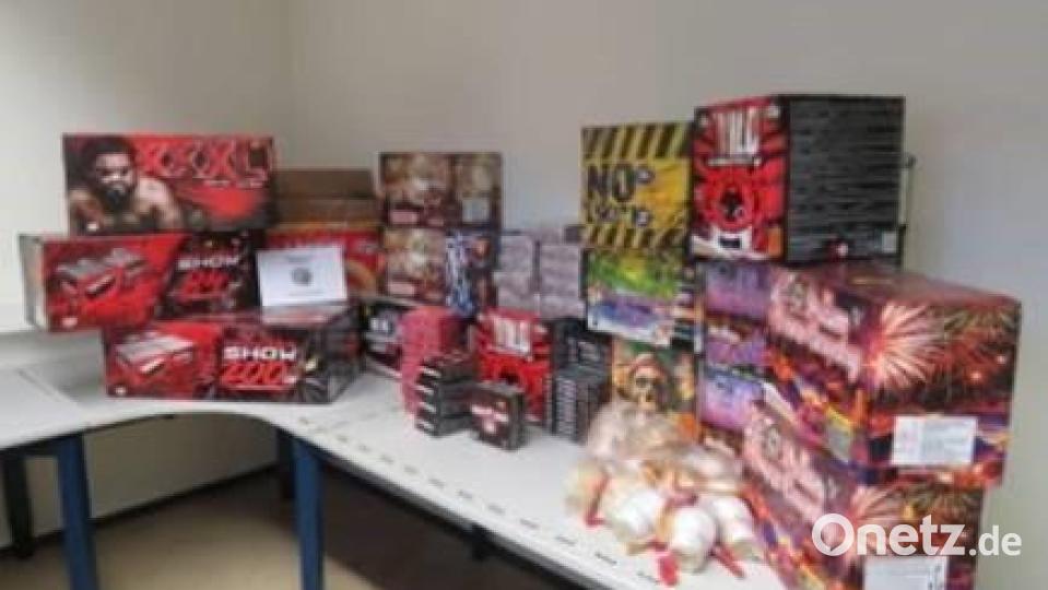 Ein Niederländisches Duo hatte sich in Eger mit über 150 Kilo illegaler Pyrotechnik eingedeckt. Bild: PI Waldsassen/exb