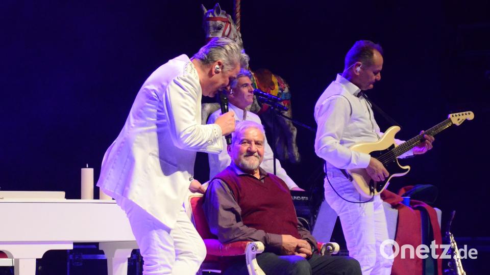 Ein Ständchen von Didi Ganshofer für den Feuerwehrmann. Bild: Kunz