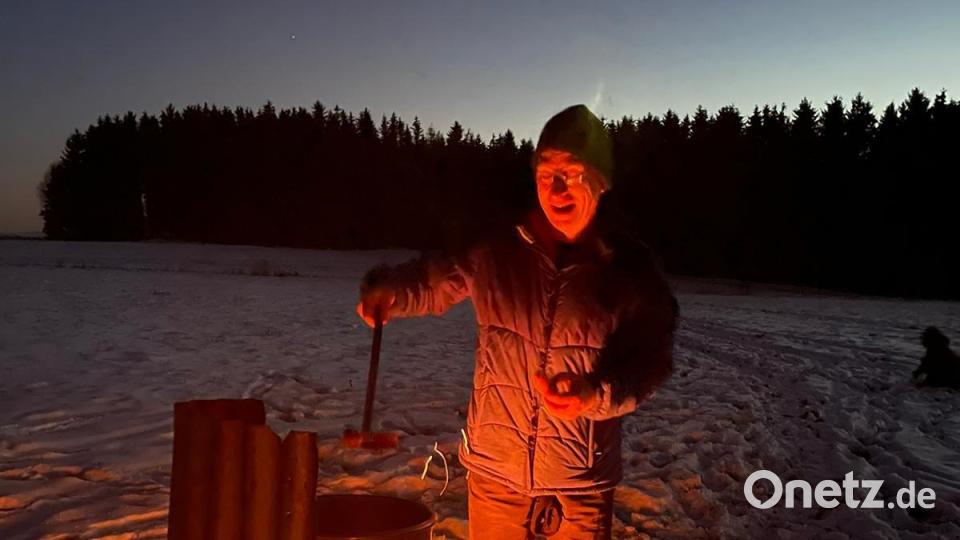 Die Würstchen aus dem Feuertopf schmeckten besonders gut. Bild: soj