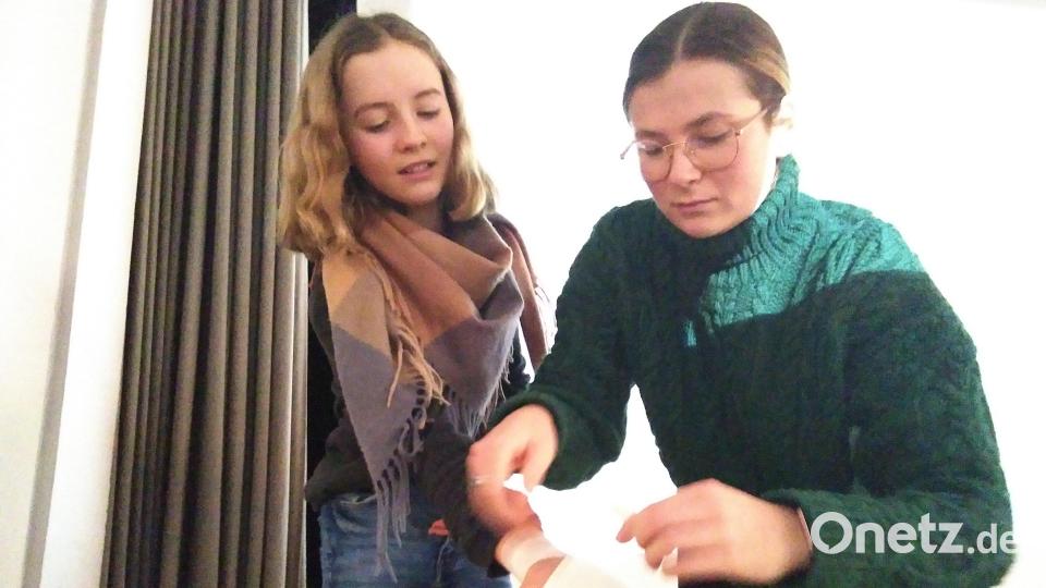 Annette Luig zeigt genau, wie man nach einem Sturz eine Verletzung verbindet. Bild: mma