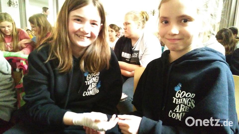 Die Decker-Schülerinnen wollten gleich ausprobieren, wie das Anlegen eines Verbands geht. Bild: mma