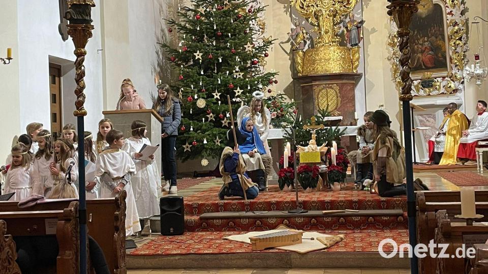 Insgesamt 20 Kinder und Jugendliche erinnerten in der Pfarrkirche in einem Krippenspiel an die Geburt Jesu. Bild: gz
