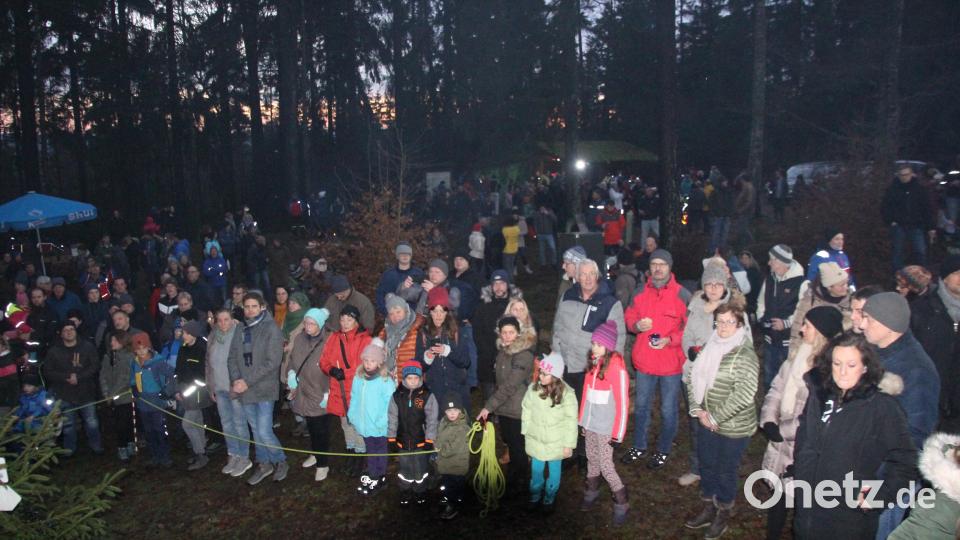 Knapp 500 Besucher kamen zur Waldweihnacht am Hackelstein. Bild: kro