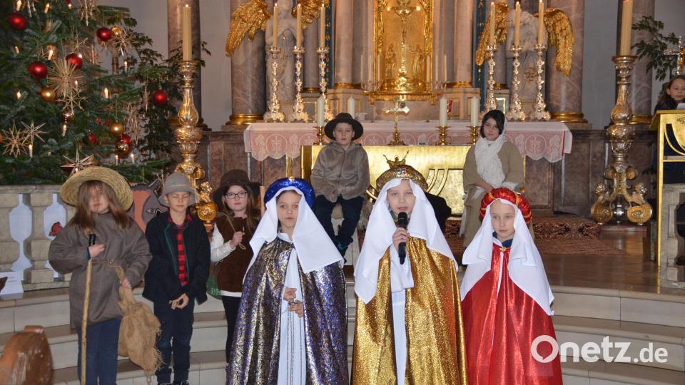 Kinder der Grundschule Kulmain führten das Krippenspiel in der Pfarrkirche Mariä Himmelfahrt auf. Bild: ak