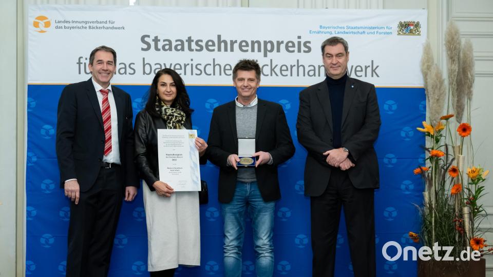 Landesinnungsmeister Heinrich Traublinger junior, Alexandra Scherl, Kurt Scherl und Ministerpräsident Markus Söder (von links) bei der Verleihung des Staatsehrenpreises für das Bäckerhandwerk im Max-Josef-Saal der Residenz in München am 12. Dezember 2022. Bild: Sebastian Widmann/StMELF/exb