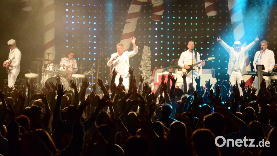 "3000 Jahre". Die Weidener Fans bejubeln ihre Paldauer. Bild: Kunz