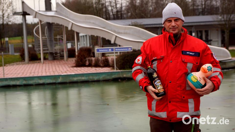 Schwimmmeister und Vorsitzender der Wasserwacht Kemnath Kai Wolf hat alles im Griff und alle Vorbereitungen für das Neujahrsschwimmen ins neue Jahr getroffen. Bild: bkr