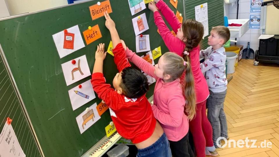 Mit Bildern und der Zuordnung von Wörtern lernten die Kinder die tschechische und deutsche Sprache. Bild: gz