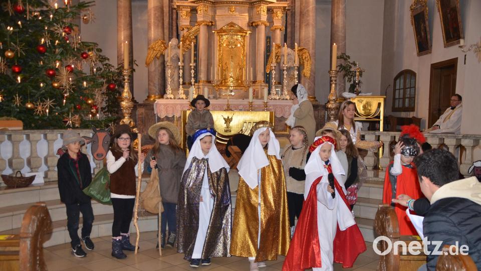Kinder der Grundschule Kulmain führten das Krippenspiel in der Pfarrkirche Mariä Himmelfahrt auf. Bild: ak