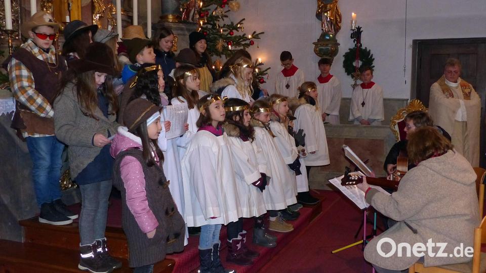 Nach zwei Jahren Pause wurde vom Kinder- und Jugendsingkreis Speinshart wieder eindrucksvoll die Kindermette am Heiligen Abend mitgestaltet. Bild: lgc