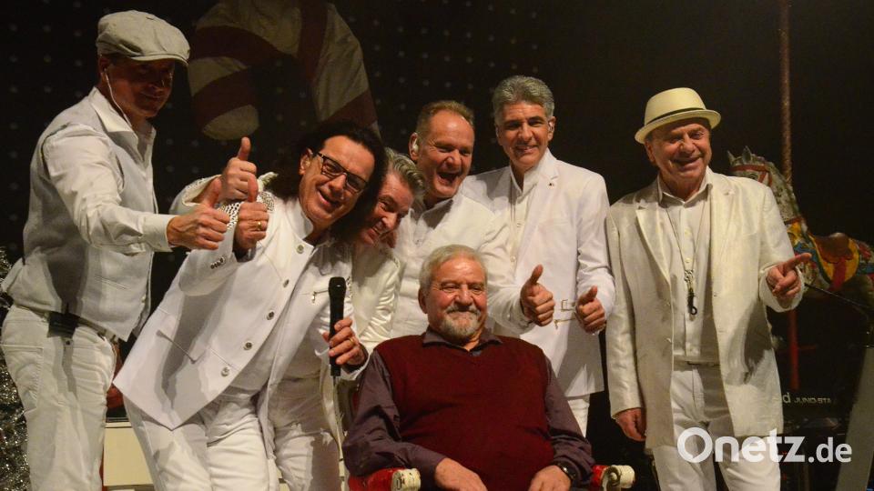 Konrad Weiß fühlt sich bei seiner Lieblingsband wie der Hahn im Korb. Als Dankeschön gibt's obendrein die neue CD. Bild: Kunz