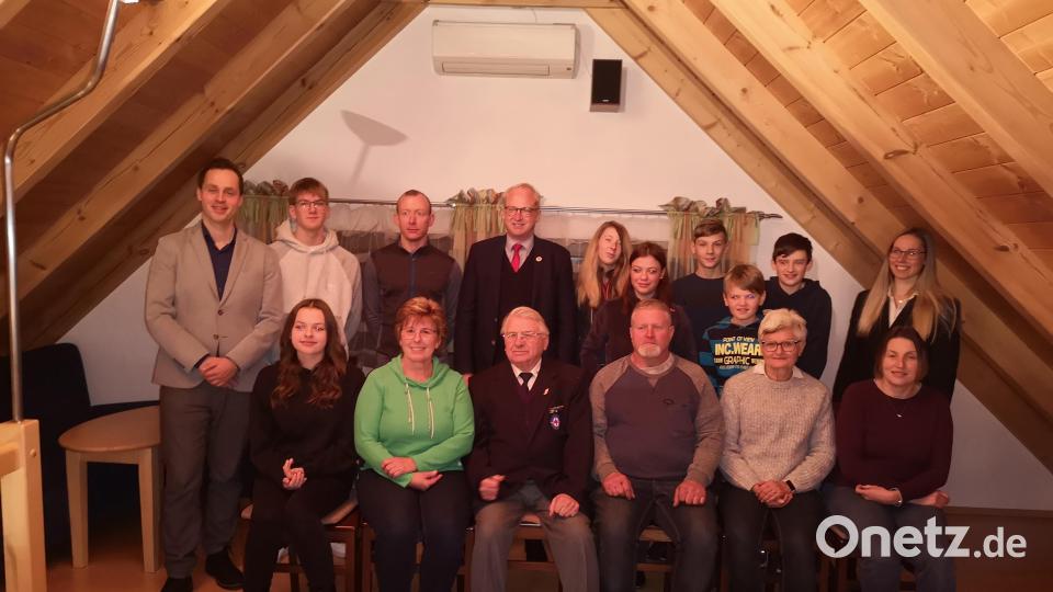 Die Geehrten freuten sich über Urkunden, Nadeln und Geschenke. BRK-Kreisgeschäftsführer Sebastian Schaller (links), Bürgermeister Bernhard Lindner (Mitte) und die Hahnbacher Vorsitzende der Wasserwacht, Marie Hirsch (rechts) gratulierten. Bild: mma