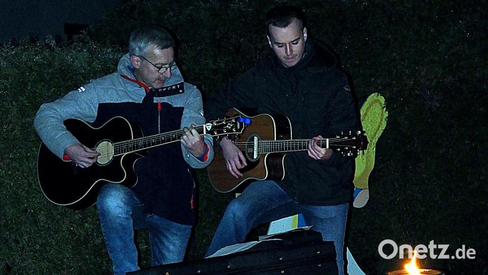 Die beiden Musiker Ossi Zahn (links) und Andreas Kopp (rechts) die mit der Gitarre bei den Rehbühlsiedlern begleiten. Bild: R. Kreuzer