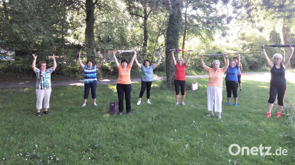 Als Turnstunden im Freien wieder möglich waren, trafen sich die TV-Damen in der Corona-Zeit im Stadtpark. Bild: Gisela Promm/exb