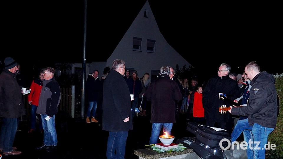 Bei den Rehbühlsiedlern ist es Tradition, sich am Heiligen Abend um diese Zeit hier am Stein einzufinden, um die Adventszeit ausklingen zu lassen, den Stress der Vorweihnachtszeit abzustreifen und sich auf Weihnachten einzustimmen. Bild: R. Kreuzer