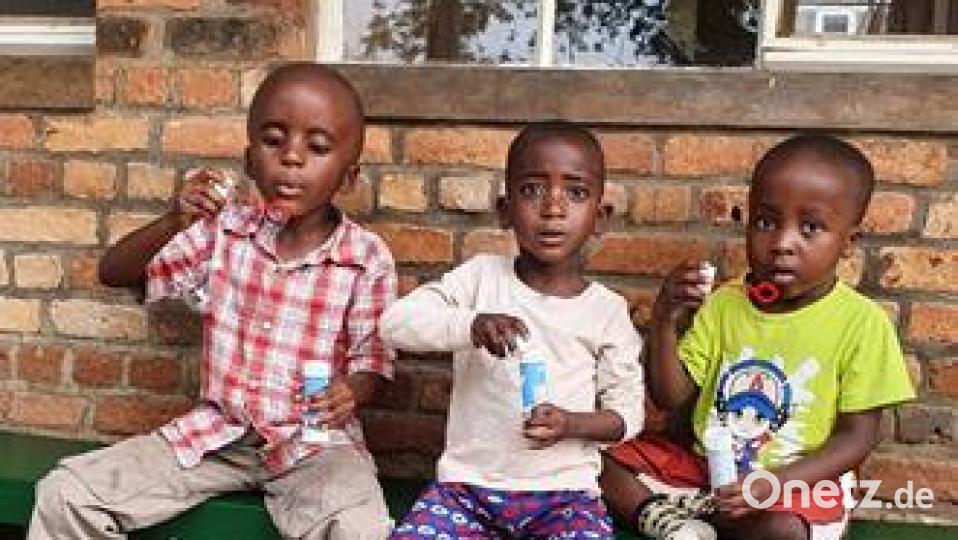 In 2022 wurden fast 100 Kinder mit Hydrozephalus und anderen Missbildungen im Krankenhaus in Gikongo behandelt. &quot;Mit Hilfe von Geld- und Sachspenden ermöglichen Sie uns, viel Not zu lindern&quot;, berichtet die Chirurgin Dr. Uta Düll, die seit 1995 die Krankenhausleitung übernahm. Bild: Düll/exb