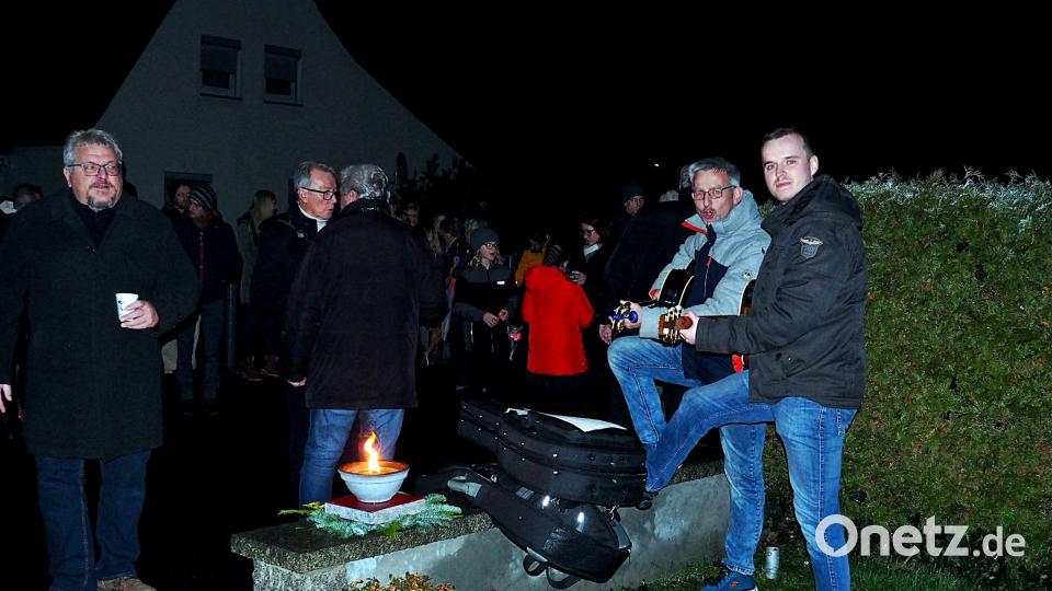 Bei den Rehbühlsiedlern ist es Tradition, sich am Heiligen Abend um diese Zeit hier am Stein einzufinden, um die Adventszeit ausklingen zu lassen. Mit den Gitarren begleiteten Andreas Kopp (Gitarre, rechts) und Ossi Zahn (Gitarre, links)zu &quot;Alle Jahre wieder&quot;. Bild: R. Kreuzer