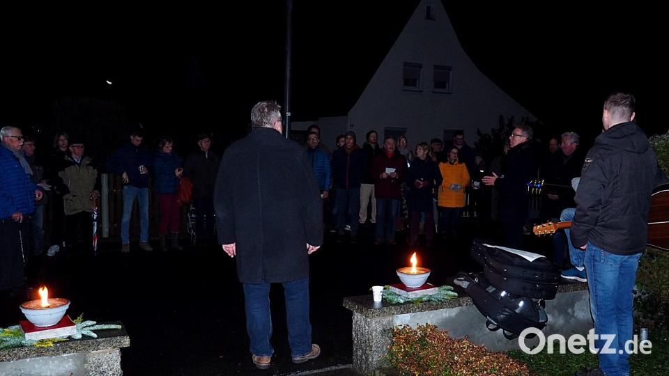 Die Rehbühlsiedler versammeln sich am Gedenkstein. Bild: R. Kreuzer