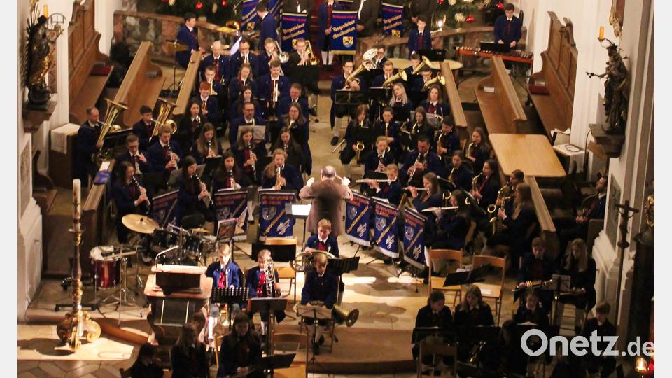 Über 70 Musikerinnen und Musiker des Musikvereins waren beim Nachwuchsorchester, beim Jugendblasorchester und bei den Dagesteiner Musikanten beim Weihnachtskonzert im Einsatz. Das Publikum honorierte ihre großartigen Leistungen mit langem Beifall. Bild: Stefanie Gradl