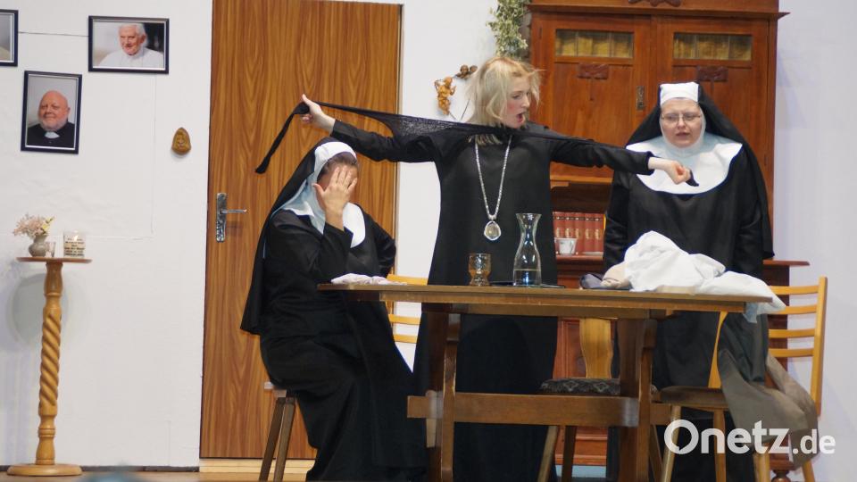 Schwester Lucy flippt aus, nachdem sie mit den beiden Ganoven Antonio und Salvatore bei fünf Flaschen Wein Strippoker gespielt hat. Bild: wel