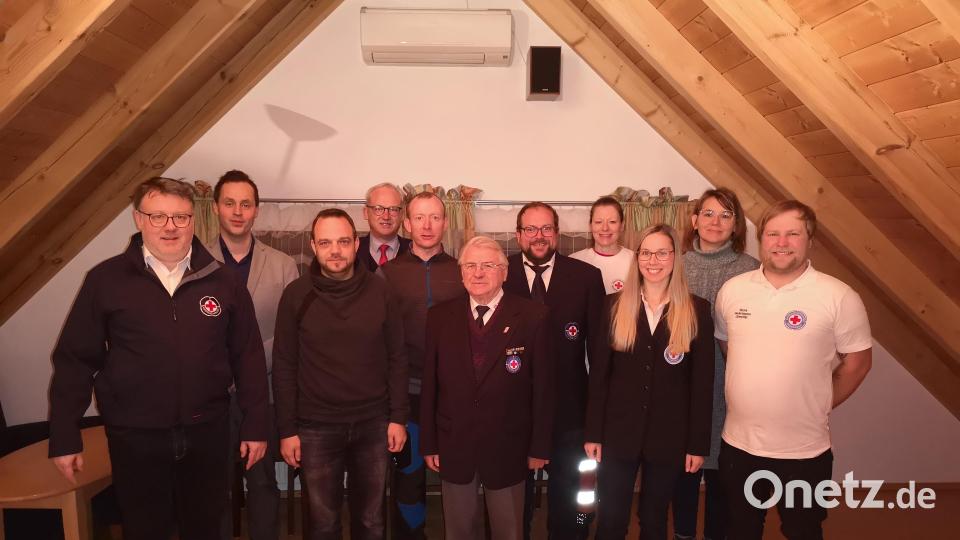 Gratulanten und für ihre Verdienste Ausgezeichnete (von links): Daniel Weidner, Sebastian Schaller, Michael Iberer (Silber)
Bürgermeister Bernhard Lindner, Michael Wiesnet (Bronze), Erwin Stubenvoll (70 Jahre Mitglied), Stephan Hirsch (Gold), Angela Wiesnet (Gold), Marie Hirsch (Bronze), Katrin Dauenmerkl (Gold), Benedikt Heisig (Gold). Bild: mma