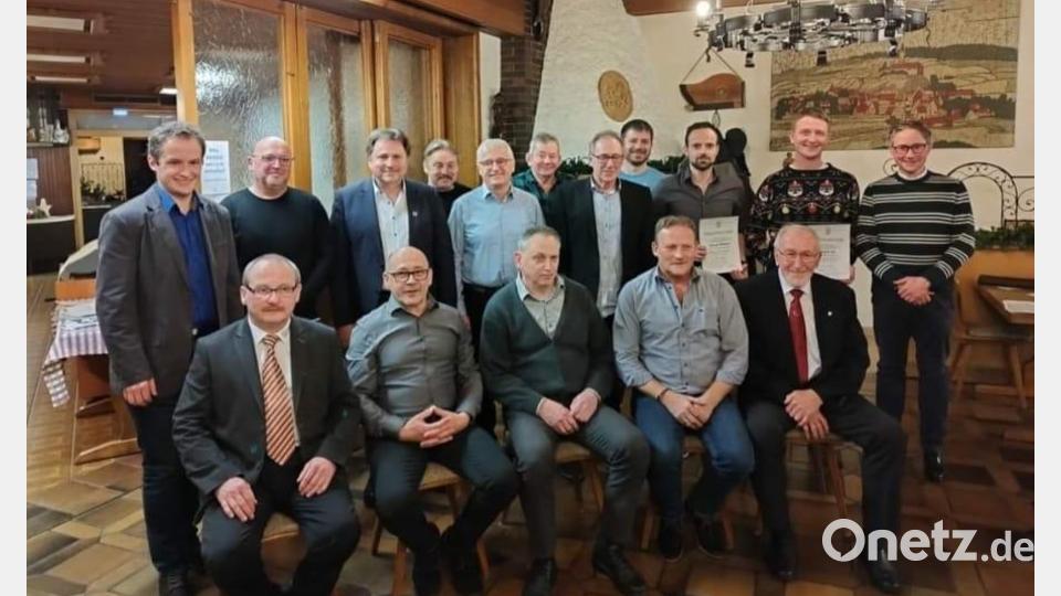 Stefan Weig, zweiter Vorsitzender des Männergesangvereins Pleystein (links), Vorsitzender Karl Herrmann (sitzend, links) und Herbert Kick, Ehrenvorsitzender des Sängerkreises Nordoberpfalz (sitzend, rechts) ehrten die aktiven Sänger für ihre langjährige Treue zum Männergesangverein. Bild: bey